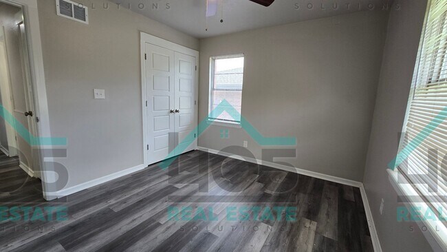 Building Photo - 3 Bedroom MWC w/Flex room!
