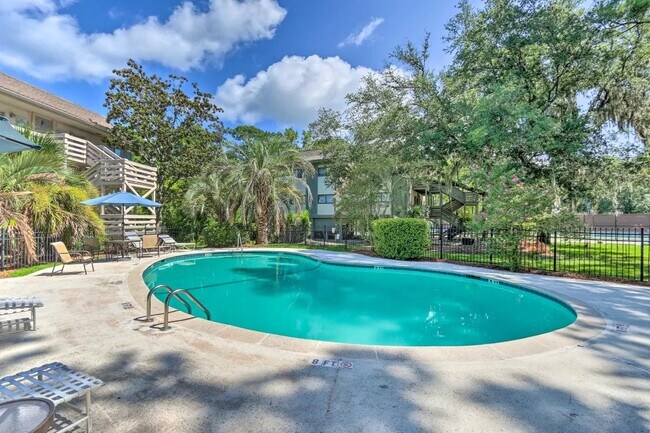 Building Photo - Charming 2 Bed/2 Bath Condo in Hilton Head...