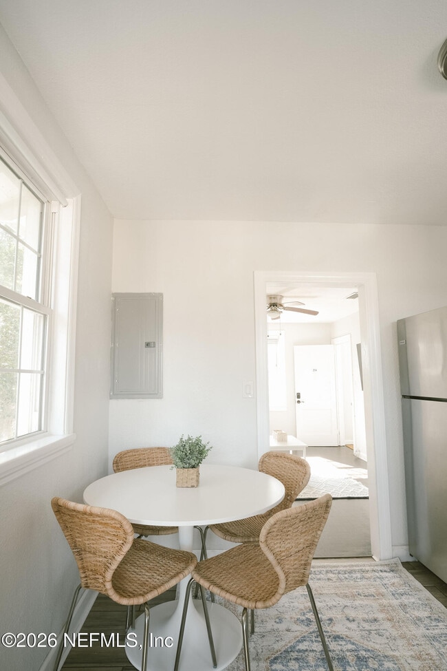 Building Photo - 212 Oak St