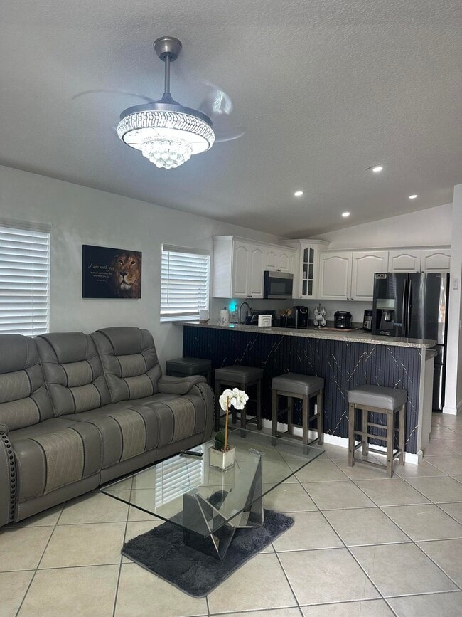 Building Photo - 4942 Dillon St