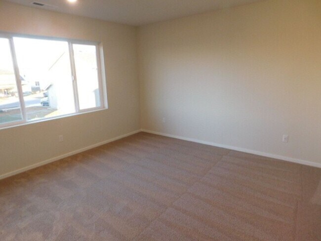 Building Photo - 4Bd/2.5 Ba Two Story Home - Available to View!