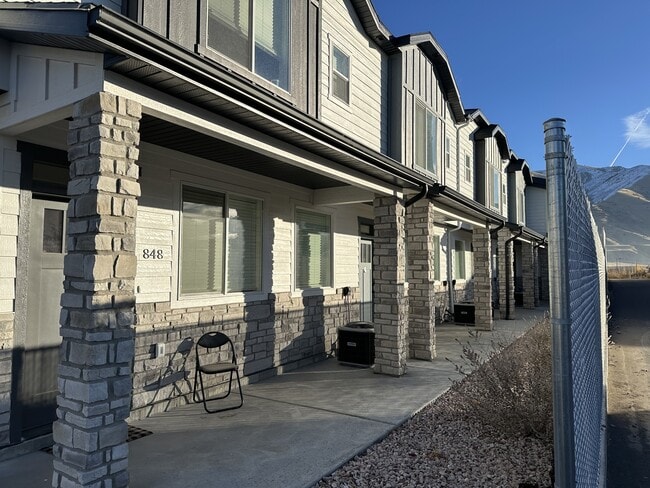 Building Photo - 852 250 N