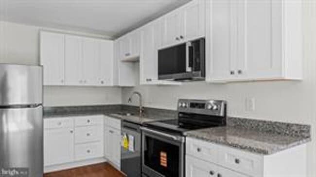 Building Photo - RENOVATED TOWNHOUSE WITH 3 BEDROOMS AND 1.5 BATHS, FENCED BACKYARD