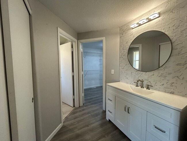 Building Photo - AVAILABLE NOW!! 3bd/2ba FANTASTIC Dead End Street - HUGE MASTER SUITE!