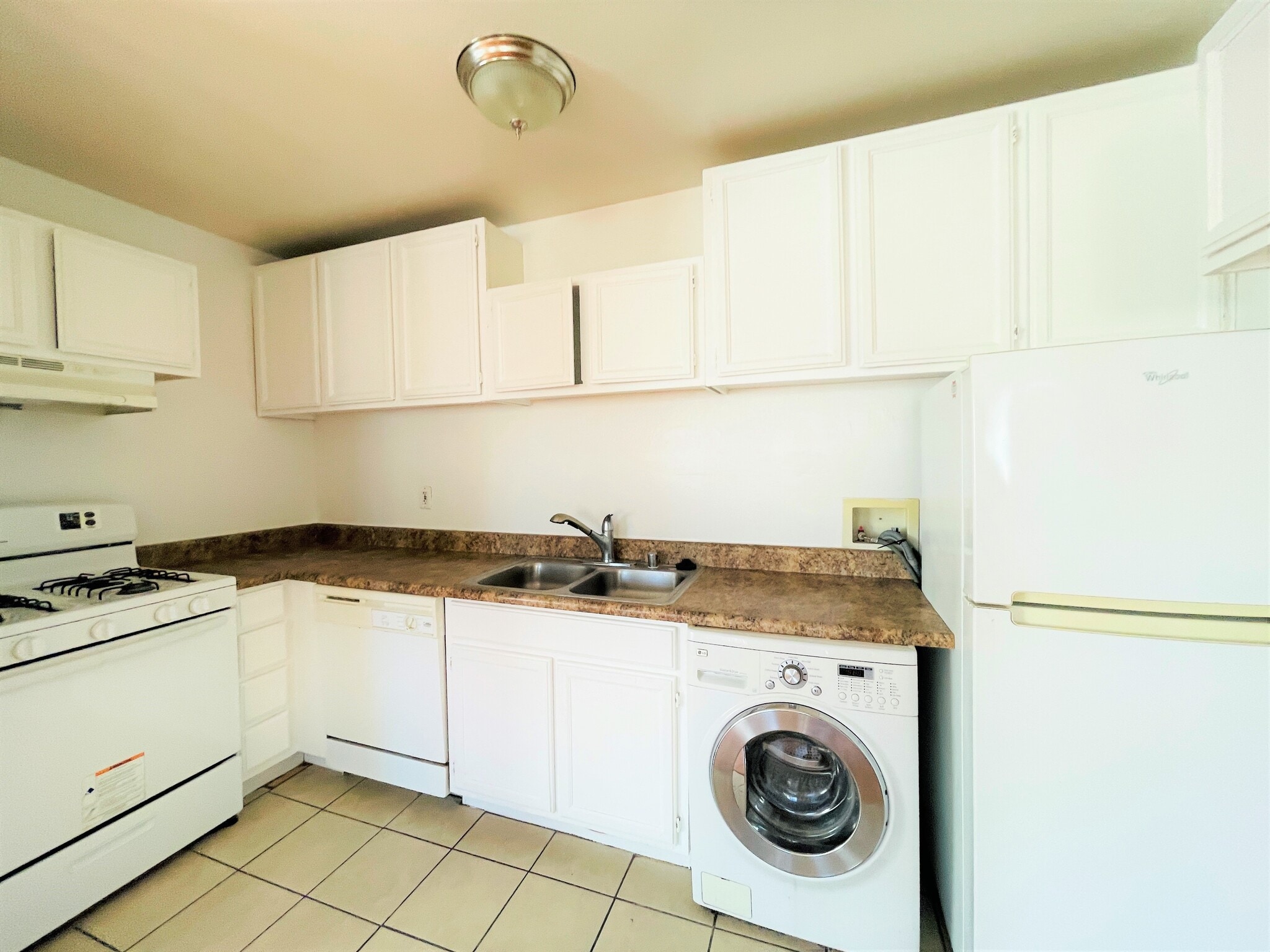 Building Photo - 136 N Mariposa Ave