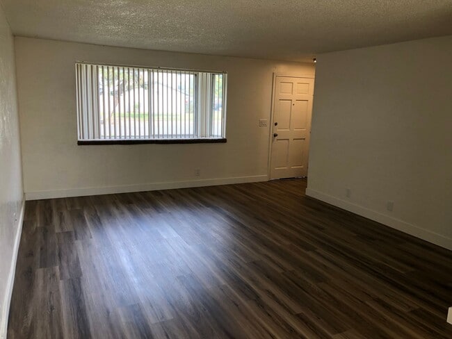 Building Photo - Updated 2 bedroom 1 1/2 bath duplex in Spr...