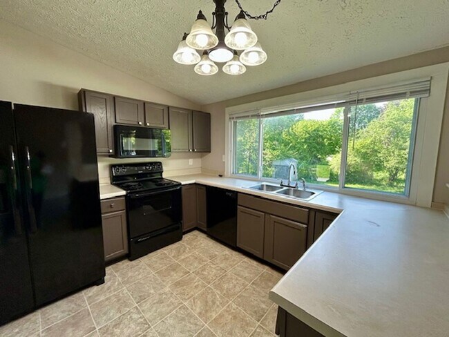 Building Photo - Welcome Home to This Beautifully Maintained Tri-Level Gem!