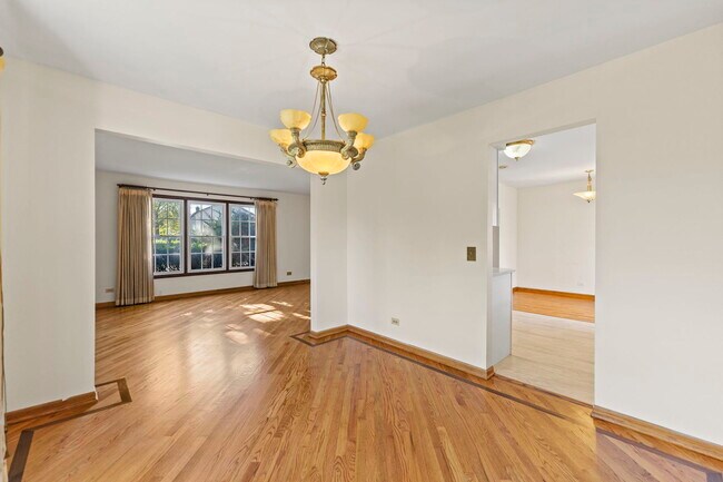 Building Photo - 62 E Fox Hill Dr