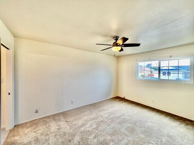 Building Photo - Stunning 2B/2BA house available w/ Large B...