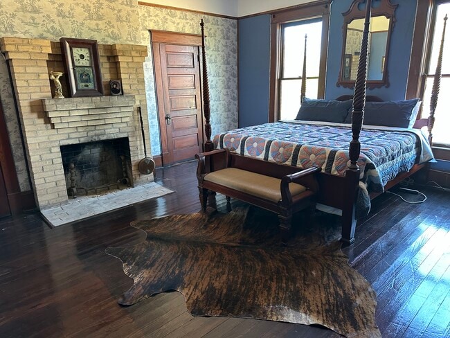 Building Photo - 406 W 1st St