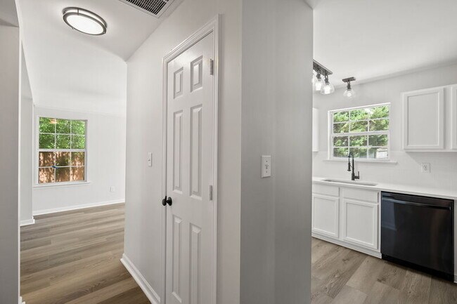 Building Photo - 142 Bremerton Dr SW