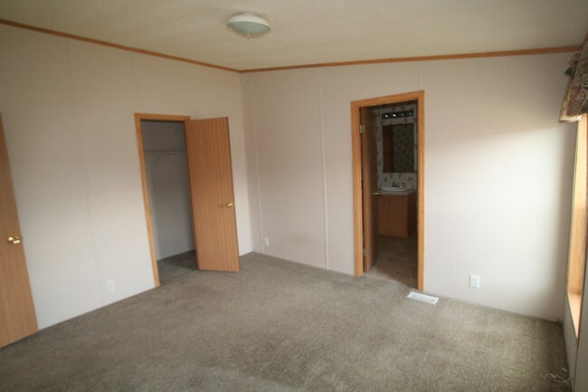 Building Photo - 3 Bedroom Modular Home in Babcock Vista!