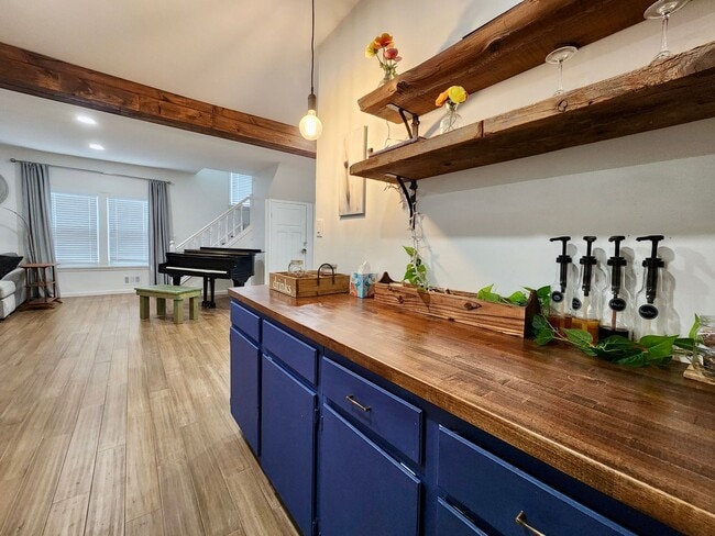 Building Photo - 4 bed 2.5 bath House | East Rochester | First Floor Laundry Hookups | Front and back covered porch