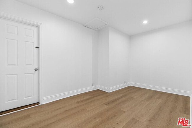 Building Photo - 3913 S Budlong Ave
