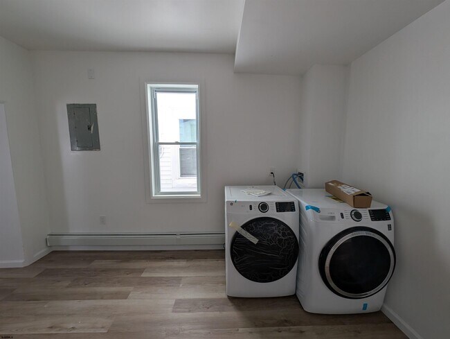 Building Photo - 1109 Adriatic Ave