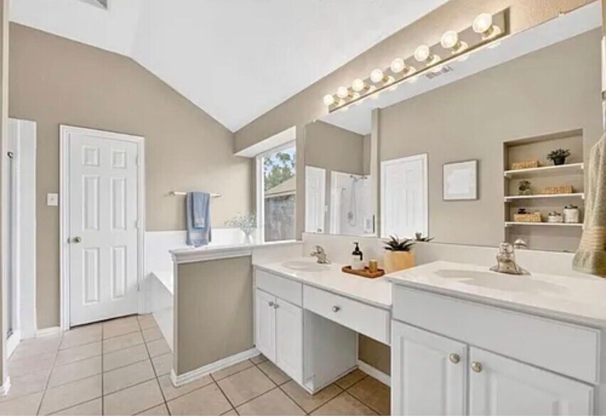 Building Photo - 1369 Royal Oaks Dr
