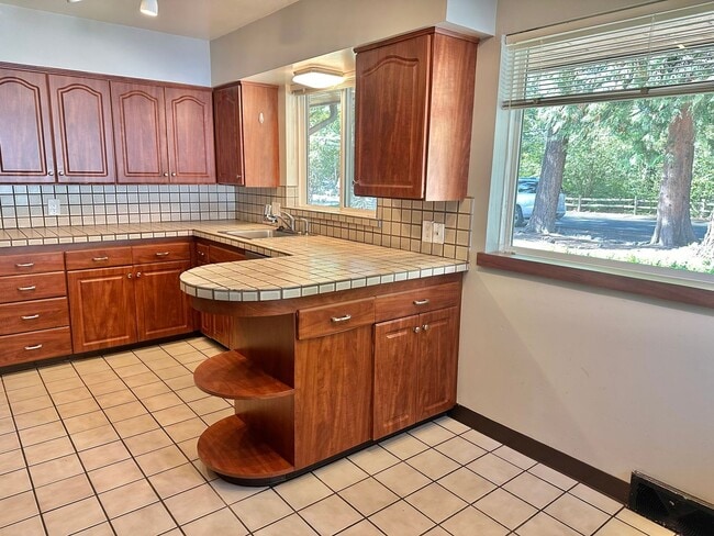 Building Photo - North Mercer Island Home .  First Hill