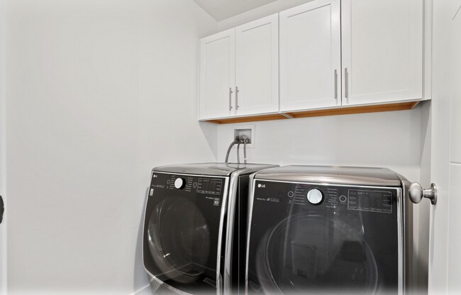 Building Photo - Cute 4-Bedroom Home in Vineyard!