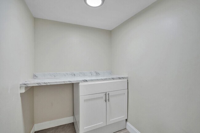 Building Photo - 4810