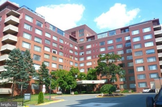 Building Photo - Spacious Studio with all Utilities Included