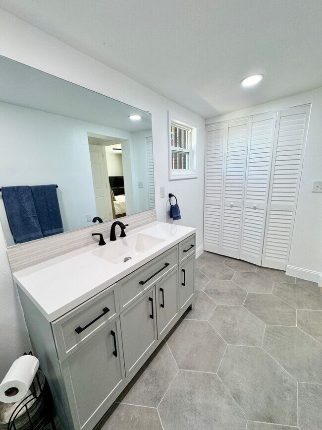 Building Photo - Fully Furnished Down Town Clermont Short T...