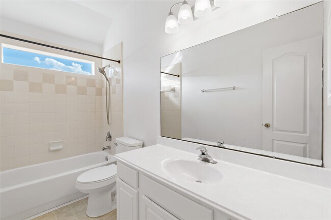 Building Photo - 3326 Lakeway Ln