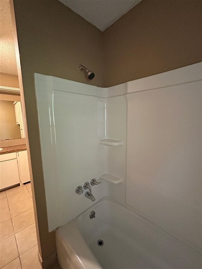 Building Photo - 6202 NW Elm Ave