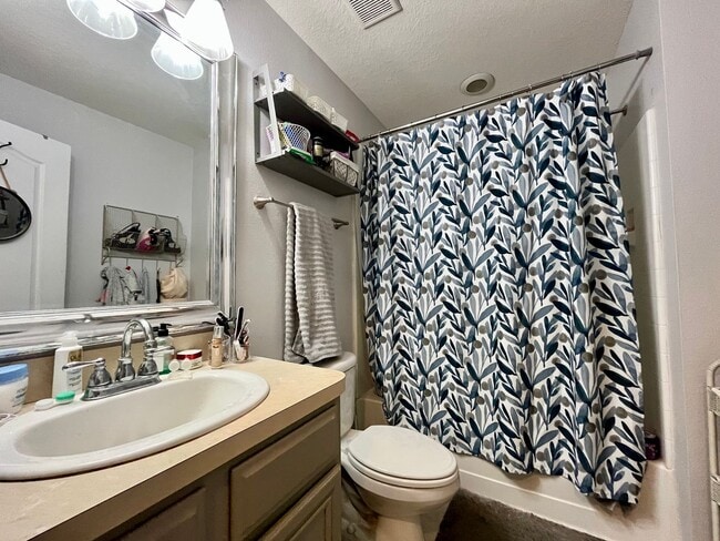 Building Photo - Beautiful Townhome