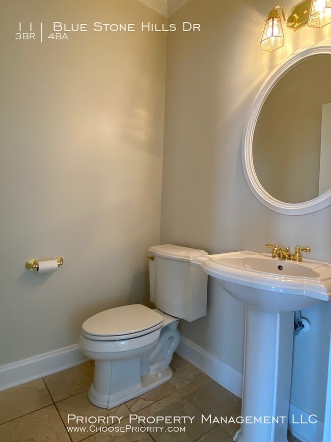 Building Photo - Gorgeous 3 Bed 3.5 Bath End Unit