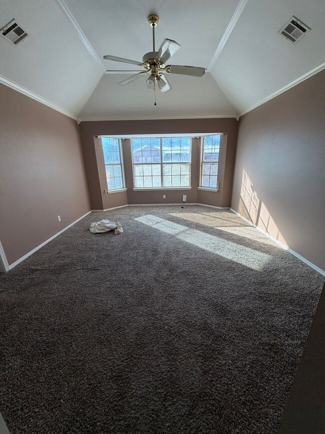 Building Photo - This charming single story 3 bedroom, 2 bath home with the convenience and an unbeatable location.