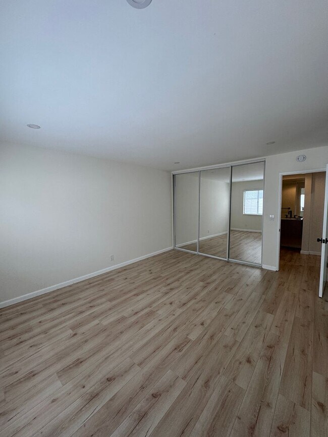 Building Photo - Newly Renovated 1Bedroom 1 Bath