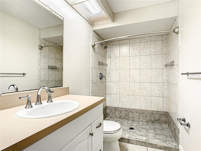 Building Photo - 955 Sunridge Dr