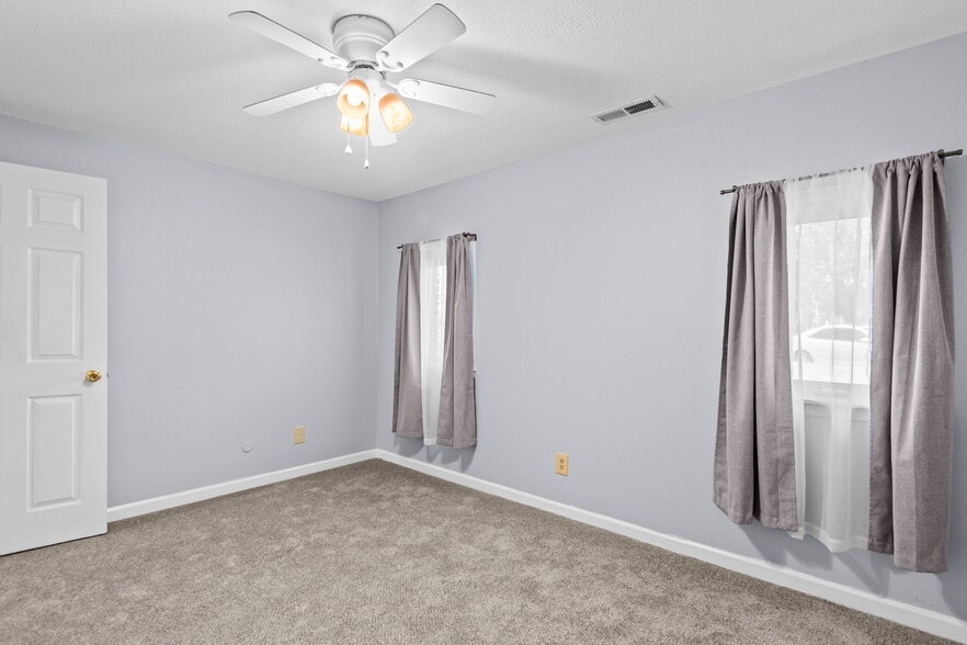 Building Photo - 204 Saxon Dr