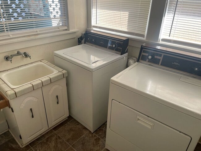 Building Photo - WILLOW GLEN - Well Maintained 2/1.5 In Bea...