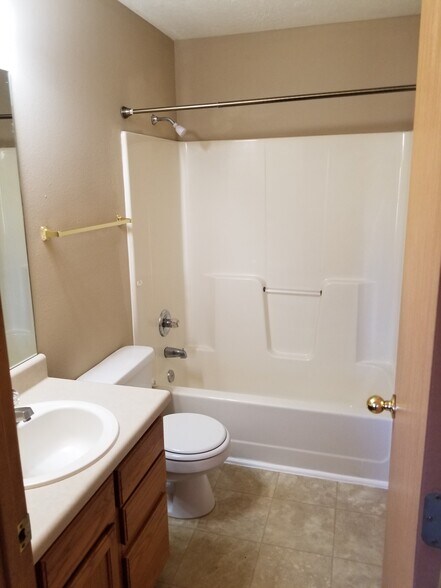 Building Photo - 813 N Pinewood Ave