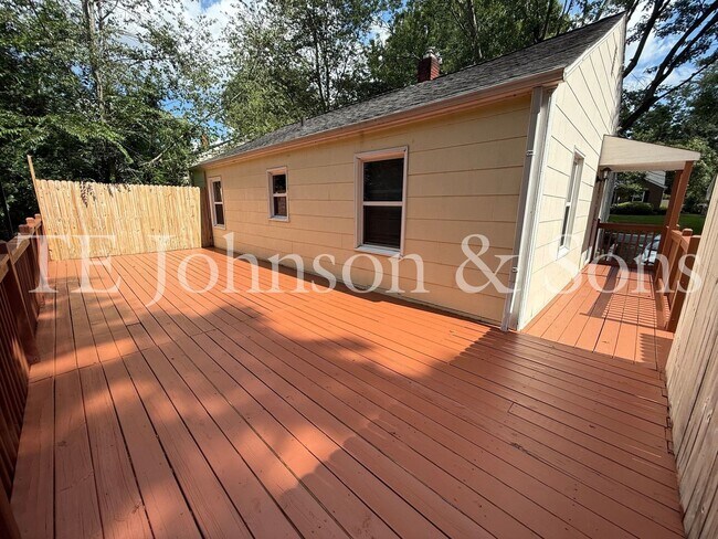 Building Photo - Charming 3-Bedroom Home with Screened Porc...