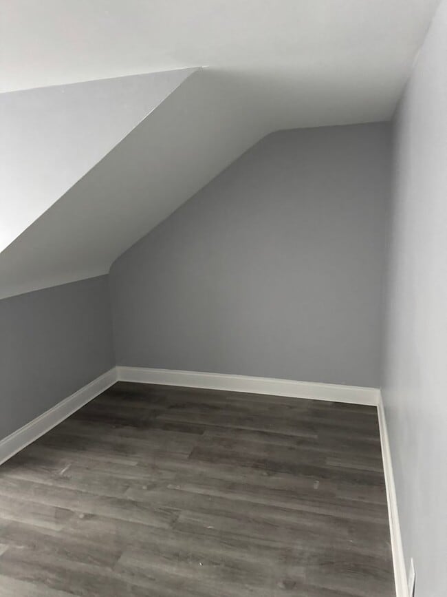 Building Photo - 2nd floor 2 bedroom 1 bath newly remodeled unit