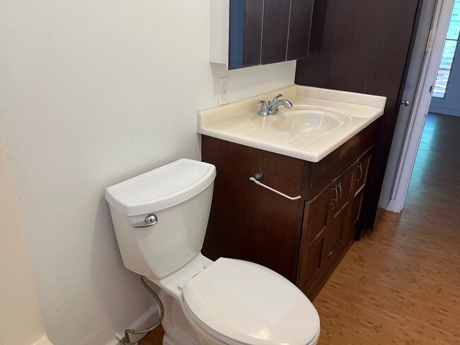 Bathroom - 1926 Houghtailing St