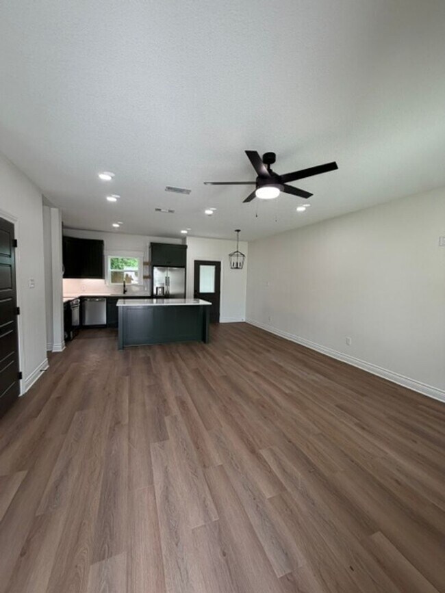Building Photo - 307 Live Oak St