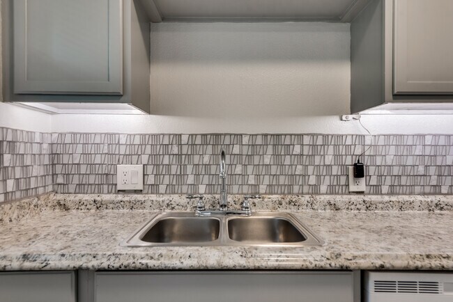 Building Photo - 307 W 4th St