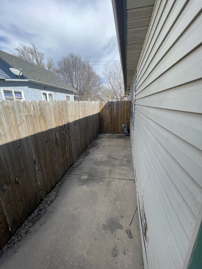 Building Photo - 2-Bedroom, 1 Bathroom Apartment Available ...