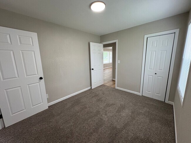 Building Photo - Don’t miss this opportunity! A Stylish Updated 4 Bedroom Home That’s Ready for You to Move Right In!