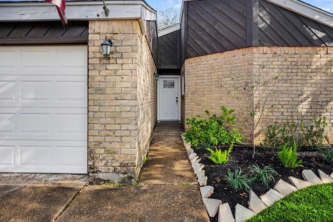 Building Photo - 16607 Neumann Dr