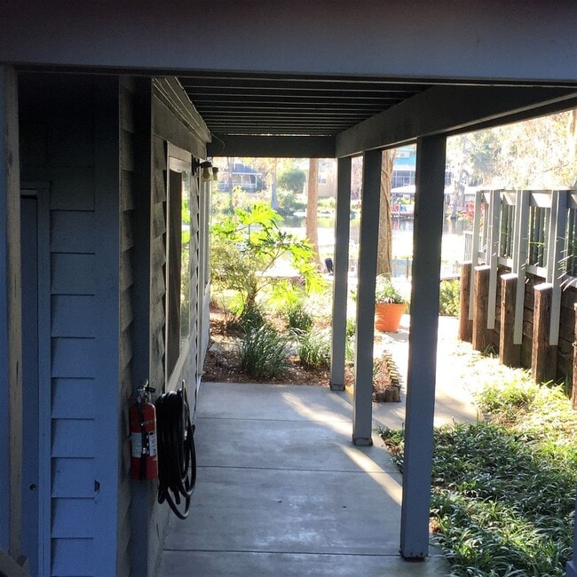 Building Photo - Fully Furnished, Turnkey 1BR/1BA Riverfron...