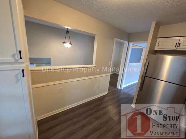 Building Photo - Updated 4 Bedroom, 2 Bathroom Duplex in Overland Park, Kansas