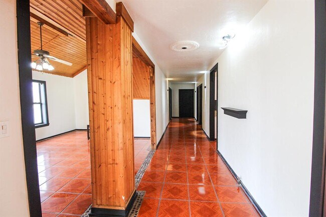 Building Photo - 8102 N U.S. Hwy 183