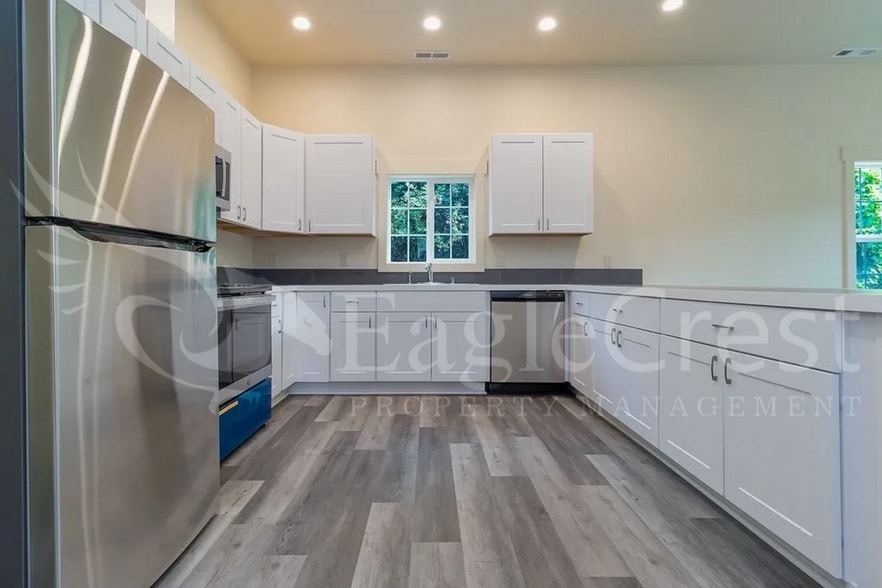 Building Photo - Remodeled Four Bedroom House Located Near Whitman College