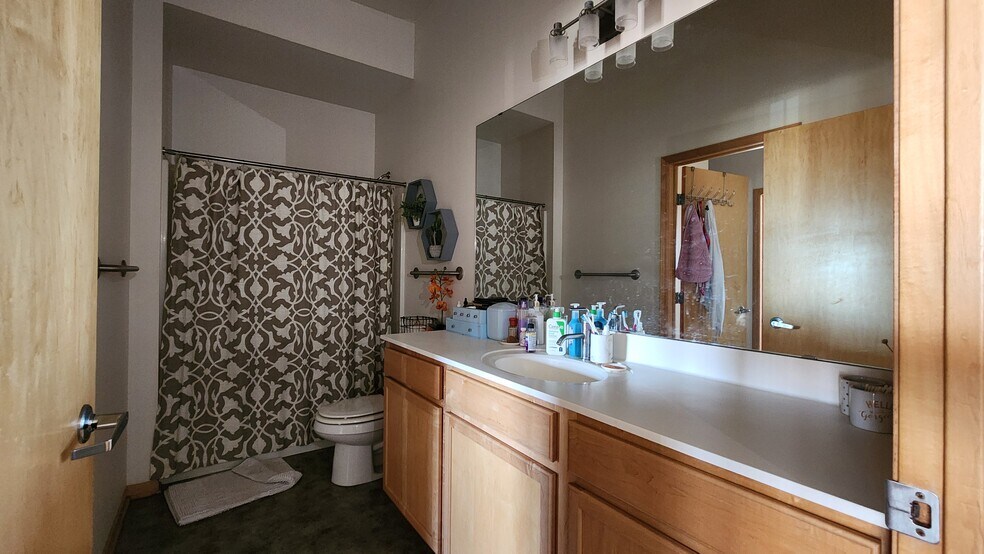 Building Photo - 2650 University Ave W