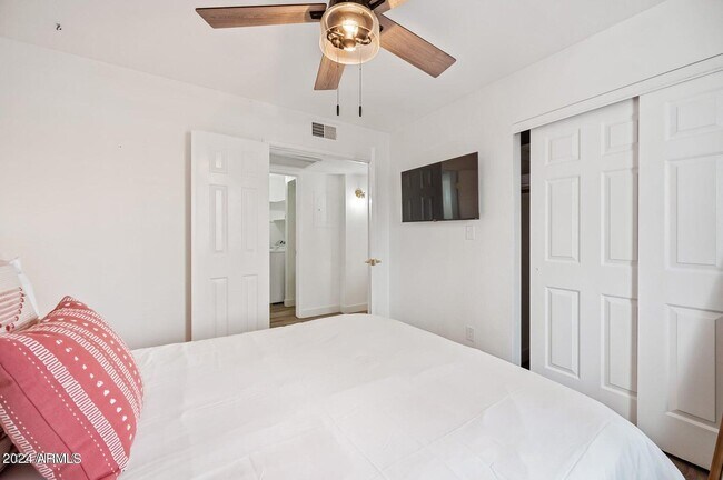 Building Photo - 2959 N 68th Pl