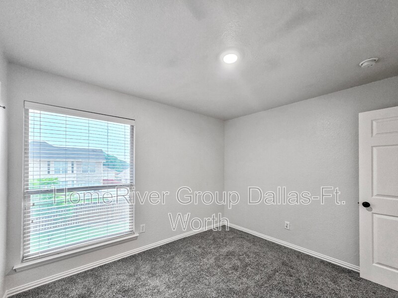 Building Photo - 325 Willow Creek Dr